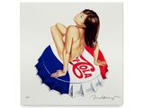 une photo d'une femme en maillot de bain avec un logo Pepsi dans le dos