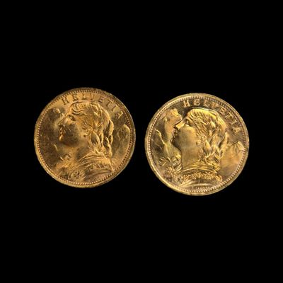 deux souverains d'or, dont l'un représente la tête d'une femme et l'autre celle d'un homme