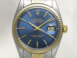 une photo d'une montre Rolex avec un cadran bleu et un bracelet bicolore