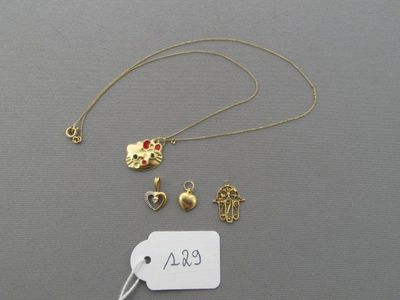 un gros plan d'un collier muni d'une étiquette, posé sur une table