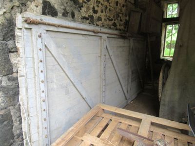 une caisse en bois posée devant un mur de pierre