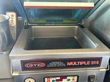 une machine posée sur le comptoir de la cuisine