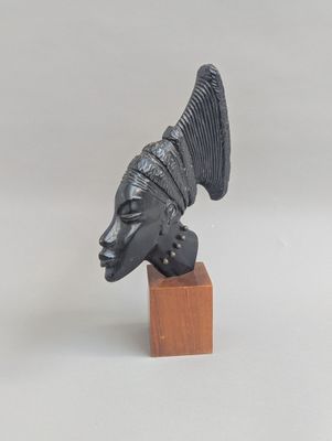 une image représentant une sculpture d'oiseau sur un bloc de bois