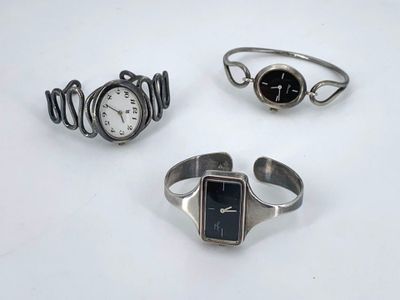 trois bijoux, dont une montre, un bracelet et une bague