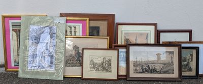 de nombreux tableaux encadrés posés par terre près d'un mur