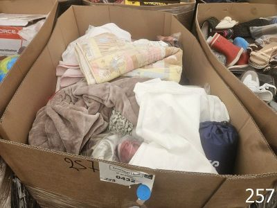 une boîte en carton remplie de vêtements et d'autres objets