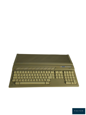 un clavier d'ordinateur posé sur une table