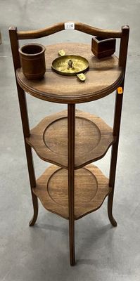 une table en bois avec trois étagères et un bol posé dessus