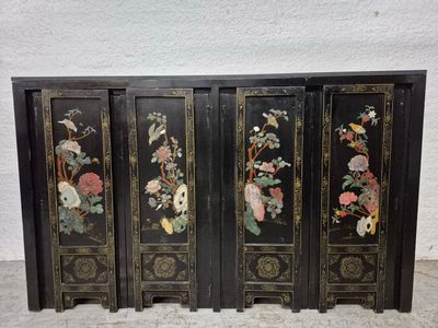 CHINE XXème Buffet en bois laqué noir ouvrant par quatre van…