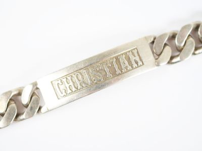 une photo d'un bracelet en argent muni d'une plaque portant un nom