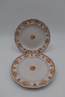 MOUSTIERS Paire d'assiette en faience de forme circulaire lé…