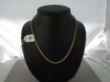 collier exposé avec son étiquette de prix, sur fond blanc