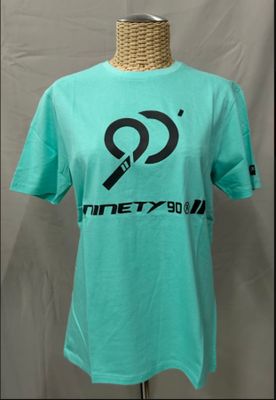 un t-shirt vert orné d'un logo noir et blanc