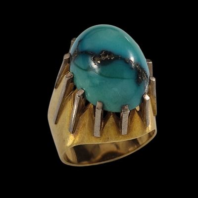bague en or sertie d'une turquoise sur fond noir