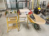 une brouette et un établi dans un garage