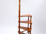 une grande étagère en bois comportant trois tablettes