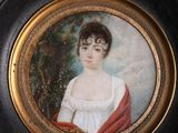 tableau représentant une femme vêtue d'une robe blanche et d'un châle rouge autour du cou