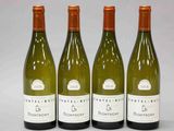 trois bouteilles de vin blanc sont alignées sur une table