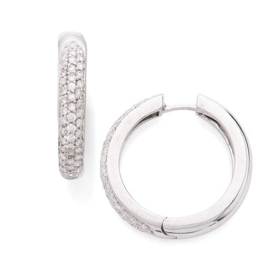 une image représentant une paire de boucles d'oreilles en forme d'anneaux sertis de diamants sur fond blanc