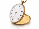 une montre de poche en or avec des chiffres romains