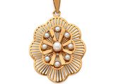 un gros plan d'un pendentif en or et perles sur fond blanc