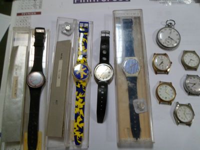 un grand nombre de montres posées sur une table