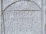 un gros plan d'une plaque en pierre sur laquelle figurent des inscriptions