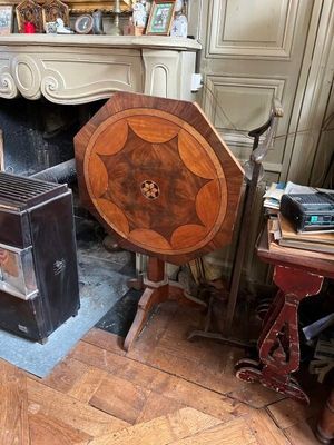 une cheminée avec un poêle à bois dans un salon