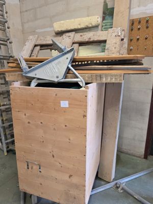 plusieurs pièces de bois sont empilées dans une pièce