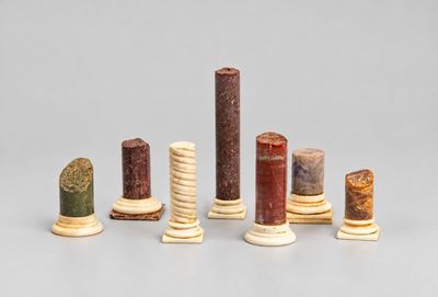 une photo montrant un ensemble d'objets sculptés posés sur une table