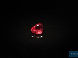 un diamant rouge dans l'obscurité