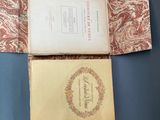 un livre ouvert posé sur une table
