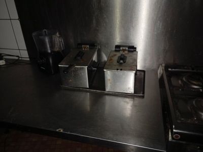 plan de travail en acier inoxydable sur lequel sont posés deux grille-pain et un autre grille-pain