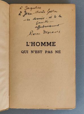 un livre ouvert avec une écriture dessus, posé sur une table