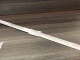 une brosse à dents posée sur une table