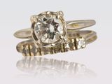 une image montrant un gros plan d'une bague sertie d'un diamant