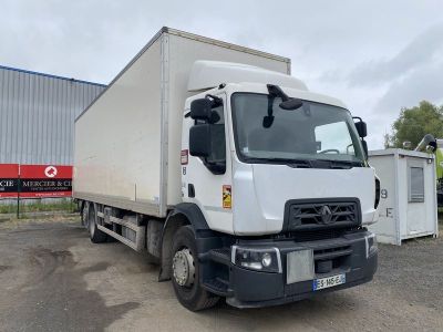 un camion blanc garé devant un bâtiment