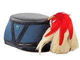 un chapeau bleu surmonté d'une plume rouge