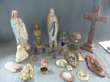 beaucoup d'objets religieux sur la table