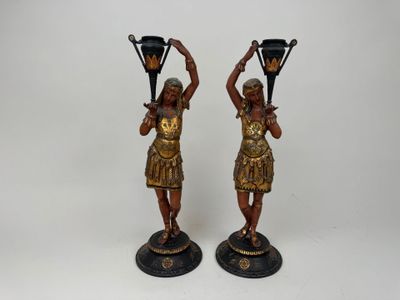 paire de figurines anciennes en bronze représentant une femme tenant un vase