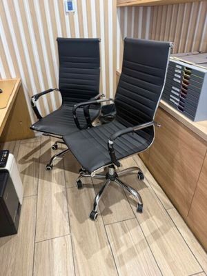 deux chaises de bureau noires dans un coin de la pièce