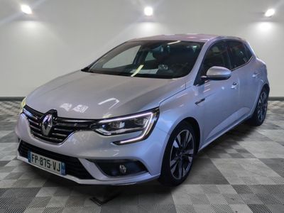 une voiture argentée garée dans un garage au sol en damier