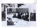 plusieurs photos en noir et blanc d'un groupe d'hommes assis à une table