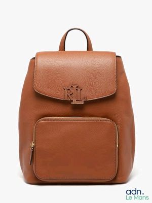 un sac à dos en cuir marron muni d'une fermeture à glissière et d'une petite poche à l'avant