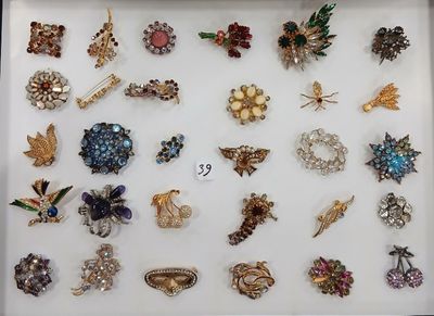 de nombreux types de broches exposés dans une vitrine