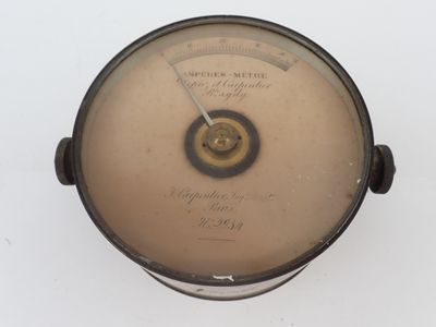 un gros plan d'une horloge posée sur une surface blanche