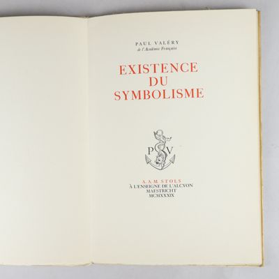 un livre ouvert dont la couverture représente un chat