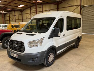 une camionnette blanche garée dans un garage