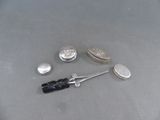 un petit assortiment d'objets en argent posés sur une table