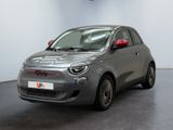 La petite voiture est garée dans la grande salle du bâtiment.